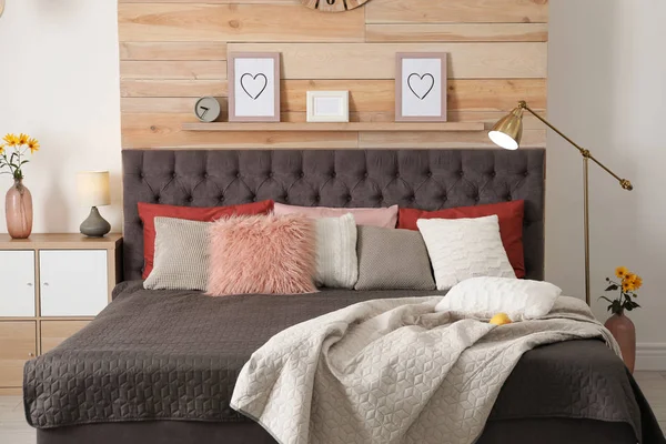 Подушки Кровати Комнате Идея Декора Интерьера — стоковое фото