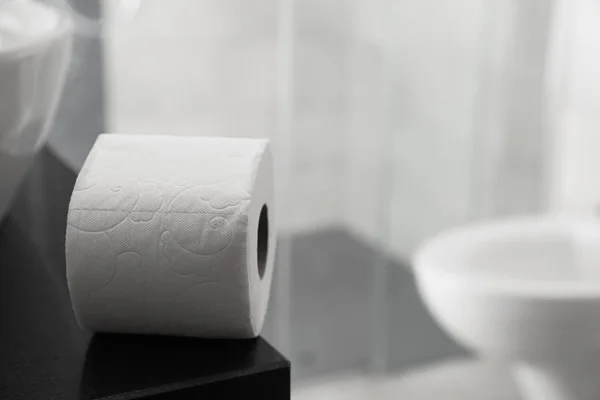 Toilet Papirrulle Bordet Badeværelset Plads Til Tekst - Stock-foto
