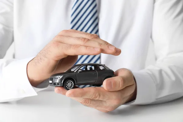 Masculino Seguro Agente Segurando Brinquedo Carro Close — Fotografia de Stock