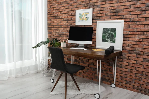 Interieur Van Stijlvolle Werkplek Met Moderne Computer Thuis — Stockfoto