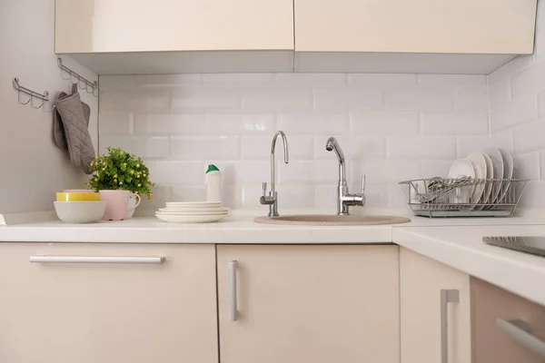 Hidangan Bersih Meja Dekat Wastafel Dapur Dalam Ruangan — Stok Foto