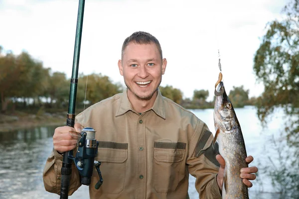 Homem Com Vara Captura Pesca Ribeira Actividade Recreativa — Fotografia de Stock