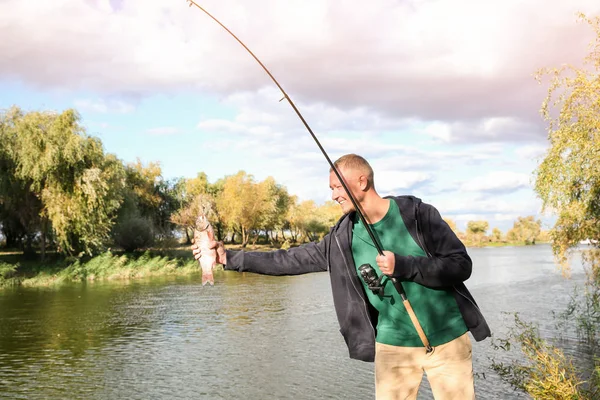 Człowiek Łowienie Ryb Wędkę Riverside Słoneczny Dzień Rekreacyjne — Zdjęcie stockowe