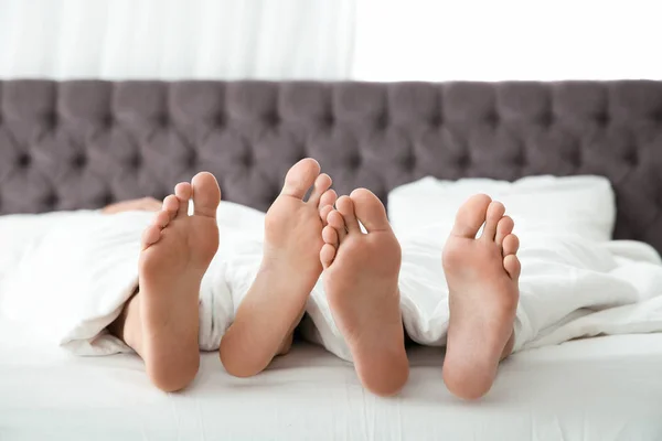 Schwules Paar Kuschelt Unter Decke Auf Bett Nahaufnahme Der Füße — Stockfoto