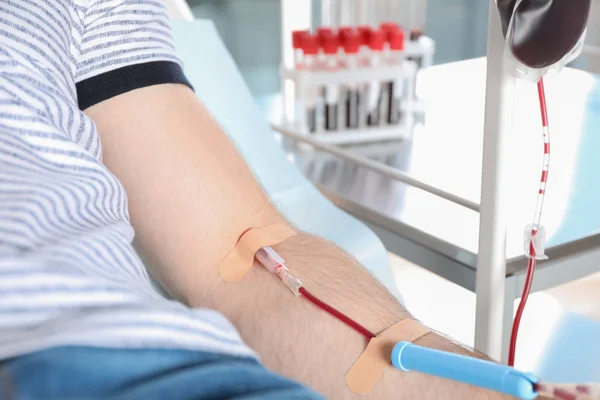 Uomo Che Donazioni Sangue Ospedale Primo Piano — Foto Stock