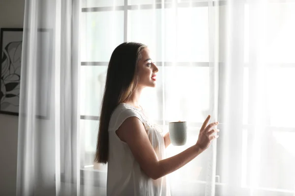 Mujer Joven Pie Cerca Ventana Con Cortinas Casa — Foto de Stock