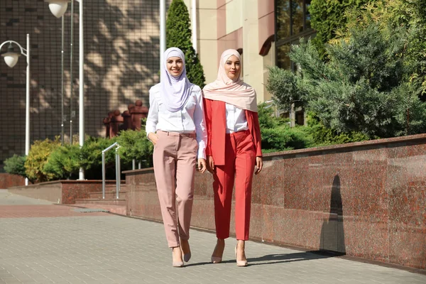 Mujeres Musulmanas Hiyabs Aire Libre Día Soleado —  Fotos de Stock