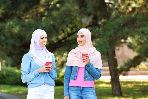 Mujeres Musulmanas Con Tazas Café Caminando Por Parque —  Fotos de Stock