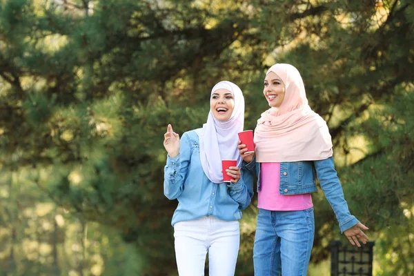 Mujeres Musulmanas Con Tazas Café Caminando Por Parque —  Fotos de Stock