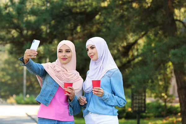 Mujeres Musulmanas Hiyabs Tomando Selfie Aire Libre —  Fotos de Stock