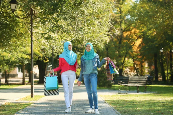 Mujeres Musulmanas Con Bolsas Compras Caminando Parque —  Fotos de Stock