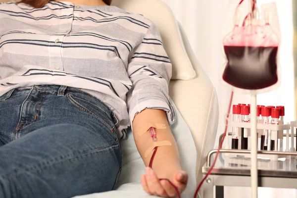 Женщина Делает Донорство Крови Больнице Крупным Планом — стоковое фото