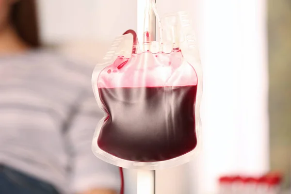 Πακέτο Δωρεάς Αίματος Κρέμονται Στο Περίπτερο Σταγονόμετρο Στο Νοσοκομείο — Φωτογραφία Αρχείου