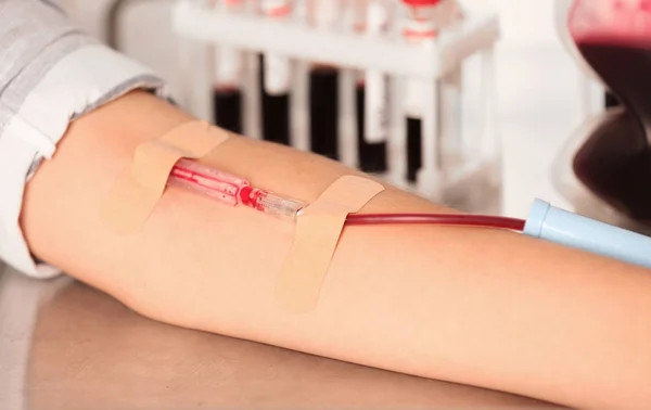 Mujer Haciendo Donación Sangre Hospital Primer Plano — Foto de Stock