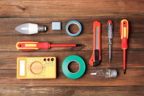 Composizione Flat Lay Con Utensili Elettricista Fondo Legno — Foto Stock