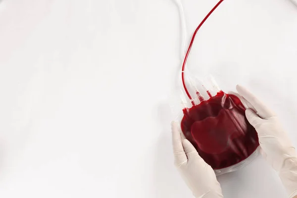 Médico Con Guantes Sosteniendo Paquete Sangre Sobre Fondo Blanco Vista — Foto de Stock