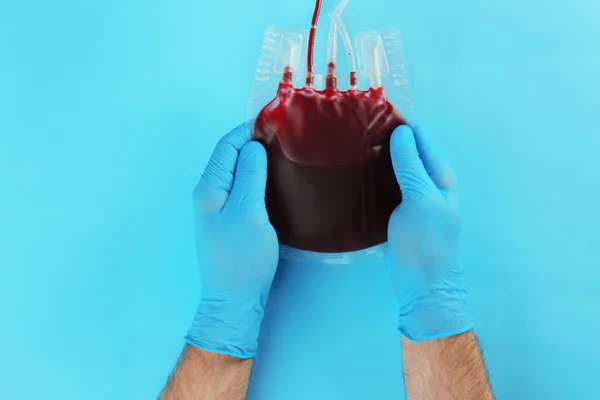 Médico Guantes Sosteniendo Paquete Sangre Fondo Color Vista Superior Día — Foto de Stock