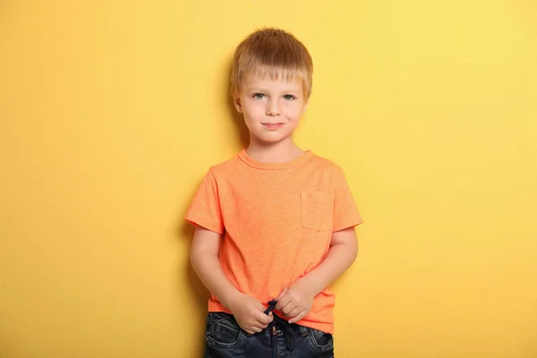 Portret Van Schattige Kleine Jongen Tegen Een Achtergrond Met Kleur — Stockfoto