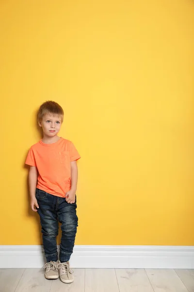 テキストのためのスペースで色壁にかわいい男の子の肖像画 — ストック写真