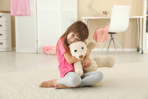 Χαριτωμένο Μικρό Κορίτσι Παίζει Αρκουδάκι Στο Σπίτι — Φωτογραφία Αρχείου