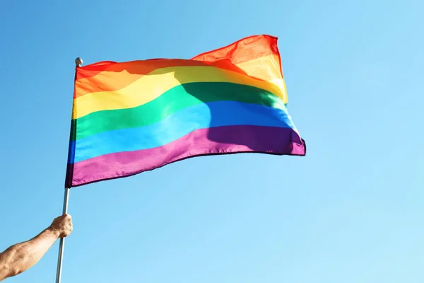 Gay Hombre Celebración Arco Iris Lgbt Bandera Azul Cielo Fondo — Foto de Stock