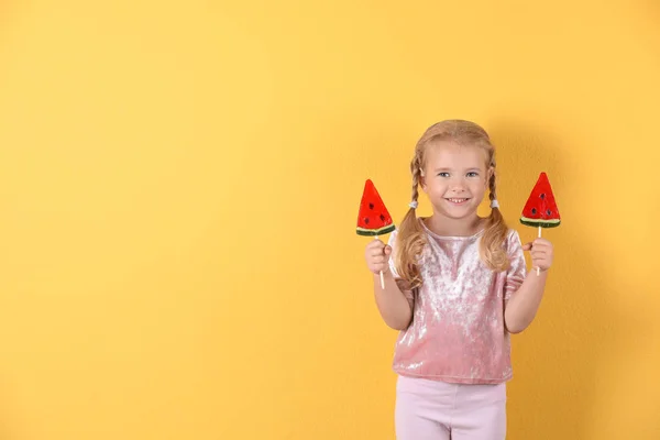 Şeker Renkli Arka Plan Üzerinde Ile Sevimli Küçük Kız Metin — Stok fotoğraf
