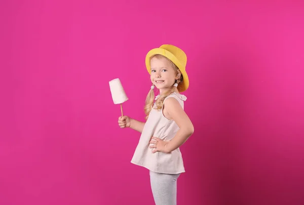 Pamuk Şeker Renkli Arka Plan Üzerinde Ile Sevimli Küçük Kız — Stok fotoğraf