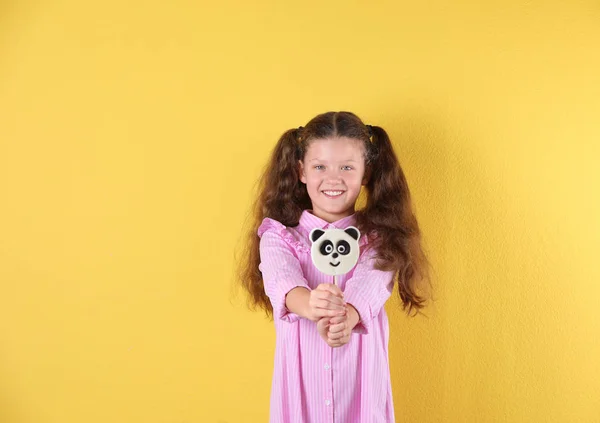 Маленька Дівчинка Цукерками Кольоровому Фоні — стокове фото
