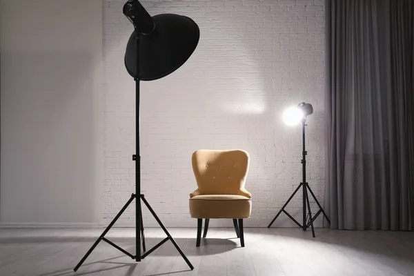 Interior Del Moderno Estudio Fotográfico Con Equipo Iluminación Profesional Sillón —  Fotos de Stock