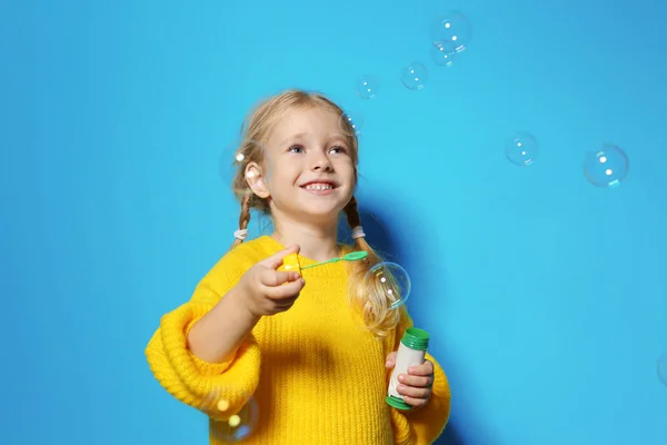 Милая Маленькая Девочка Дующая Мыльные Пузыри Цветном Фоне Пространство Текста — стоковое фото