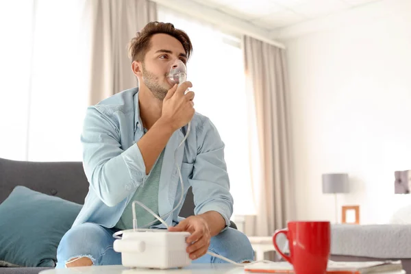 Jeune Homme Utilisant Une Machine Asthme Maison Espace Pour Texte — Photo