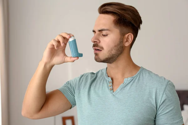 Hombre Joven Que Usa Inhalador Asma Casa — Foto de Stock