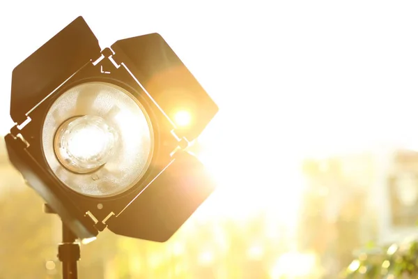 Equipo Profesional Iluminación Estudio Fotográfico Sobre Fondo Borroso Espacio Para —  Fotos de Stock