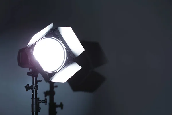 Professionelle Lichttechnik Für Fotostudios Auf Dunklem Hintergrund Raum Für Text — Stockfoto