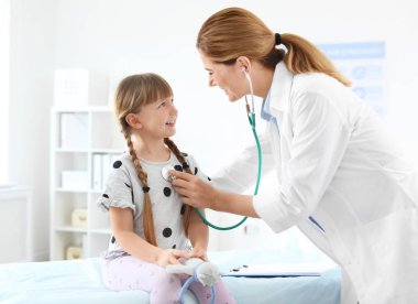 Çocuk hastanede muayene küçük kız doktor