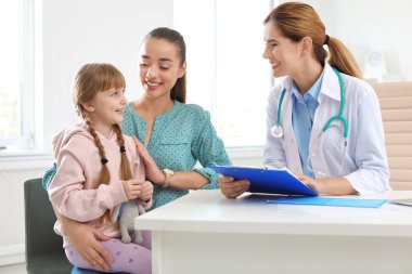 Küçük kız çocuk Doktor hastanede ziyaret üst