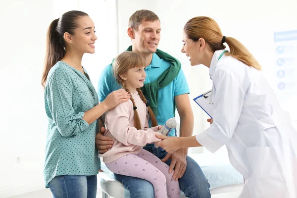 Padres Con Hija Pequeña Visitando Médico Los Niños Hospital — Foto de Stock