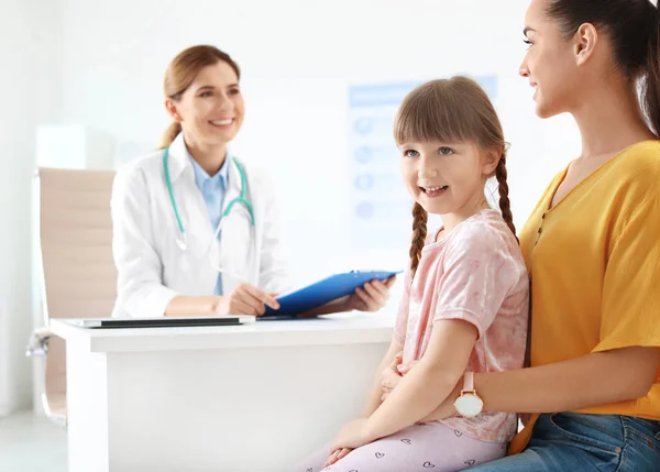 Liten Flicka Med Överordnade Besöka Barnens Läkare Sjukhus — Stockfoto