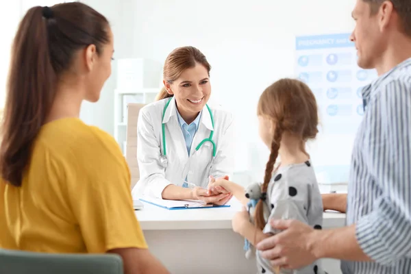 Föräldrar Med Lilla Dotter Besökande Barnens Läkare Sjukhus — Stockfoto