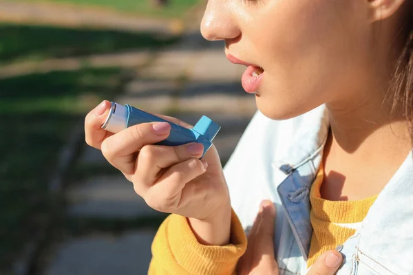 Mujer Que Usa Inhalador Asma Aire Libre Asistencia Sanitaria — Foto de Stock