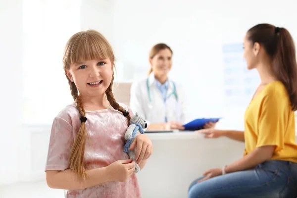 Menina Com Pai Visitando Médico Infantil Hospital — Fotografia de Stock