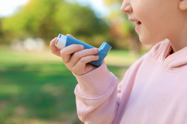 Dziewczynka Zewnątrz Przy Użyciu Inhalatora Opieki Zdrowotnej — Zdjęcie stockowe