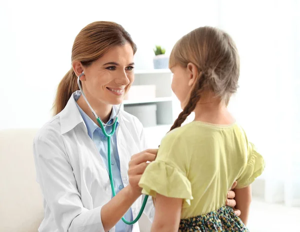 Médico Infantil Examinando Menina Casa Casa Chamada — Fotografia de Stock