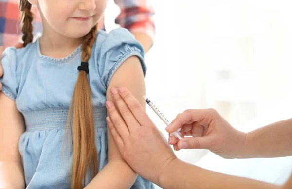 Médecin Des Enfants Vaccinant Une Petite Fille Hôpital Gros Plan — Photo