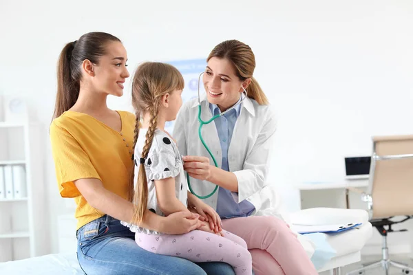 Médico Infantil Examinando Menina Perto Dos Pais Hospital — Fotografia de Stock