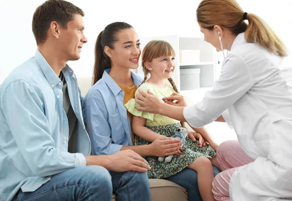 Children Doctor Examining Little Girl Parents Home House Call — Stock Photo, Image