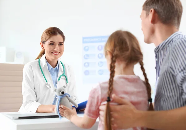 Kleines Mädchen Mit Eltern Besuch Beim Kinderarzt Krankenhaus — Stockfoto