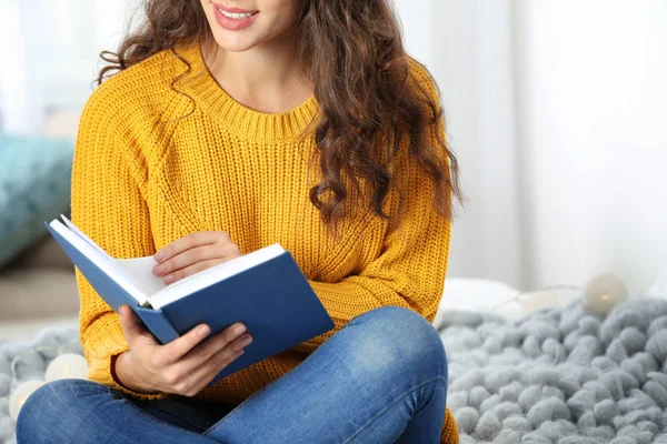 Ung Vacker Kvinna Varm Tröja Bok Sängen Hemma — Stockfoto