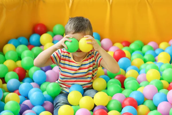 Anak Kecil Yang Lucu Bermain Lubang Bola Taman Hiburan Dalam — Stok Foto