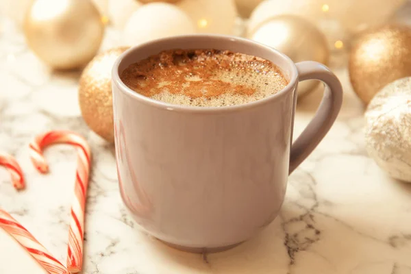 Copa Bebida Caliente Invierno Bastones Caramelo Bolas Navidad Mesa Mármol — Foto de Stock